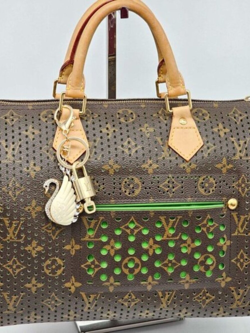 Authentic LV Louis Vuitton Gold Lock & Key 🔑Unbranded Swan Keychain Charm - Picture 2 of 10